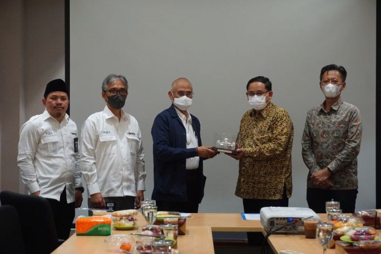 Penandatanganan nota kesepahaman oleh Direktur Utama Sarana Jaya Agus Himawan dan Anggota Badan Pelaksana BPKH A Iskandar Zulkarnain di Menara Bidakara I, Jakarta Selatan, Senin (20/6/2022) 