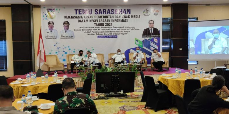 Sejumlah Panitai Besar (PB) Pekan Olahraga Nasional (PON) XX Papua bersama beberapa pihak dari dinas terkait dalam acara temu sarasehan keselarasan informasi bersama awak media di Jayapura, Papua, Rabu (28/4/2021).