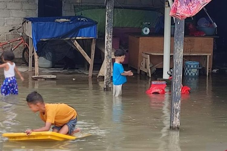 Anak-anak di Kota Pangkalpinang bermain dan mandi air banjir rob. 