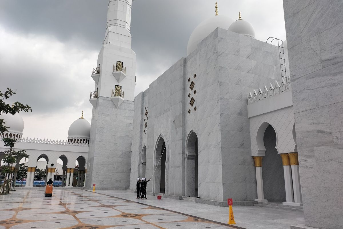 Potret persiapan pembukaan secara umum Masjid Raya Sheikh Zayed Solo di Kelurahan Gilingan, Kecamatan Banjarsari, Kota Solo, Jawa Tengah, bakal digelar, pada Selasa (28/2/223), malam.