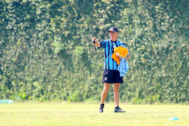 Pelatih Arema FC Fernando Valente saat memimpin pemusatan latihan tim yang diadakan selama 3 hari di Lapangan Agro Kusuma Kota Batu, Jawa Timur, Senin (16/10/2023) pagi.