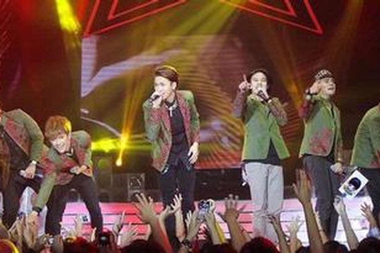 Boyband SM*SH beraksi dalam konser peluncuran album kedua mereka, Step Forward, di Balai Sarbini, Plaza Semanggi, Jakarta Selatan, Jumat (12/10/2012) malam.