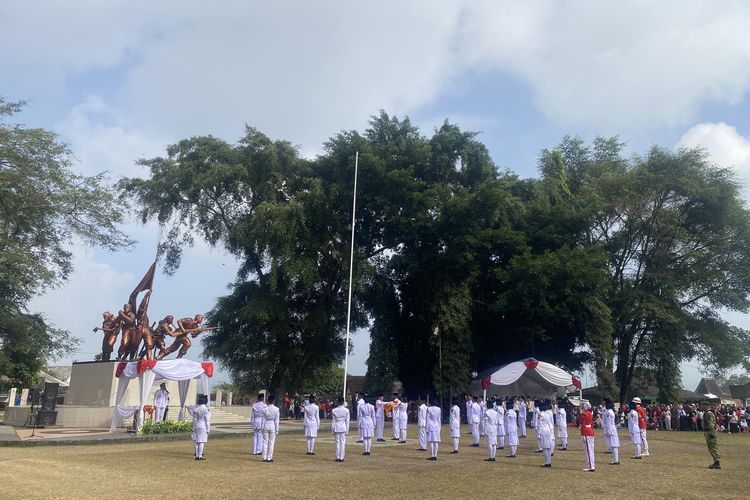 Suasana Khidmat Mendadak Tegang, Bendera Merah Putih Nyaris Menyentuh Tanah Saat Upacara HUT RI di Sukabumi