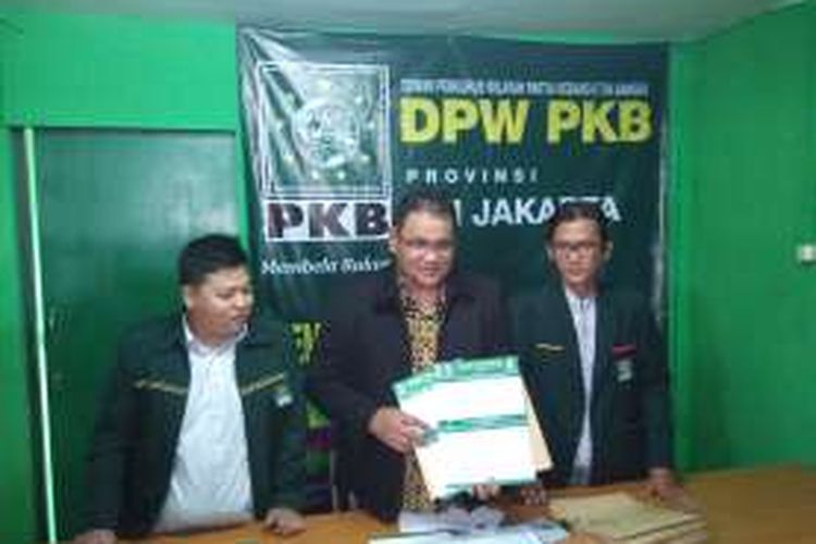 Teguh Santosa, pendaftar pertama bakal calon gubernur dari PKB saat mengambil formulir di DPW PKB, Jakarta Pusat, Senin (11/4/2016).