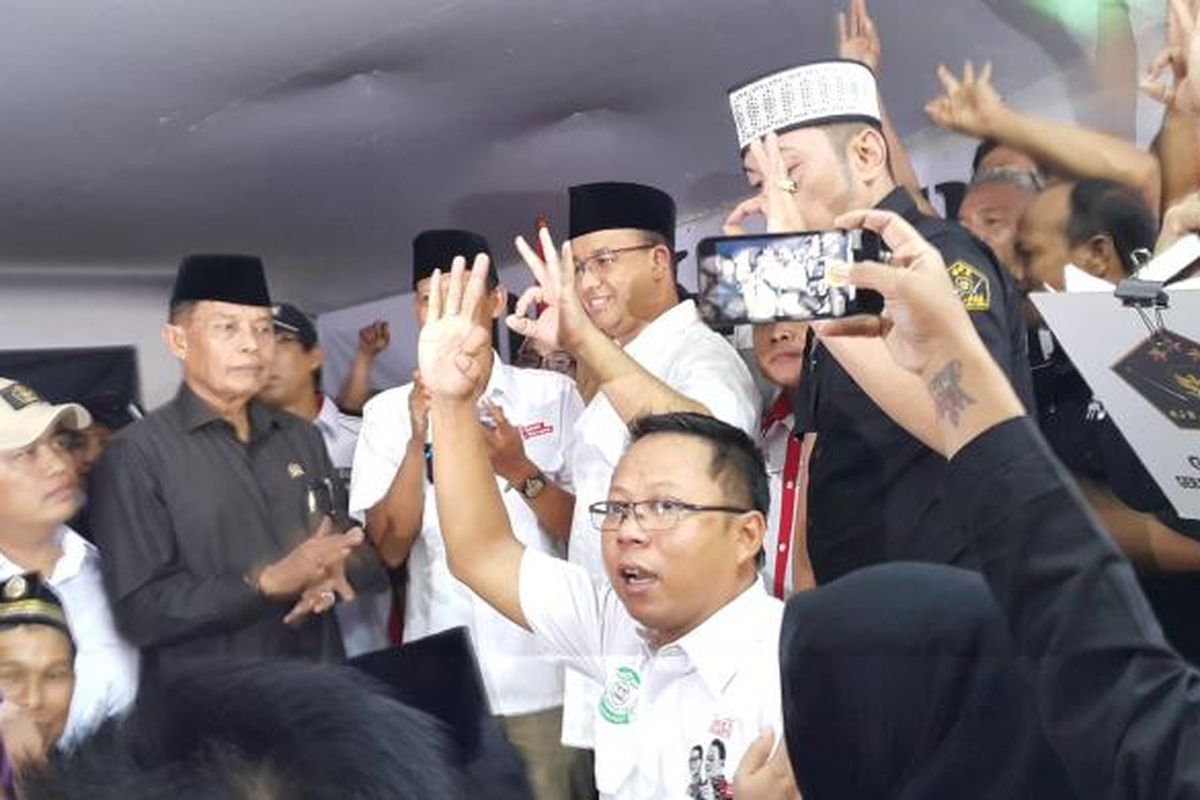 Calon gubernur DKI Jakarta Anies Baswedan menghadiri acara deklarasi Relawan Agus-Sylvi for Anies-Sandi di Utan Kayu, Matraman, Jakarta Timur, Selasa (7/3/2017).