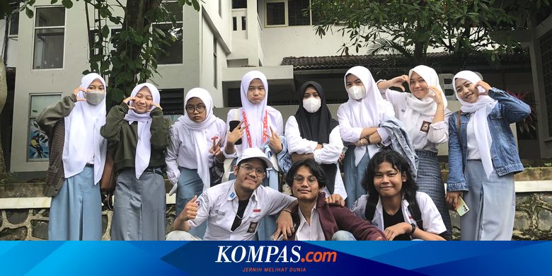 Ketika Momen Nostalgia Pakai Seragam SMA di Kampus Jadi Tren Mahasiswa di Kampus Semarang - Kompas.com - Kompas.com