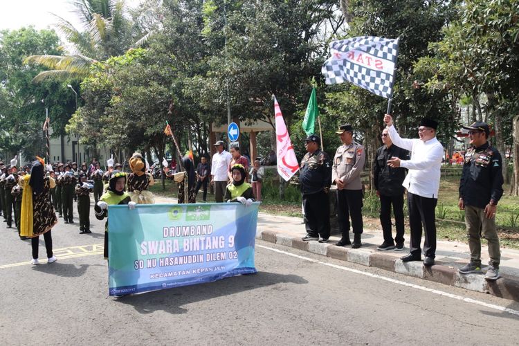 Pelaksana Tugas (Plt) Bupati Malang Didik Gatot Subroto memberangkatkan Festival Drum Band Gerakan Pemuda Ansor Kabupaten Malang dalam rangka memperingati Hari Santri Nasional Tahun 2024. Acara ini berlangsung di Halaman Pendopo Kabupaten Malang, Kecamatan Kepanjen, Minggu (20/10/2024). 