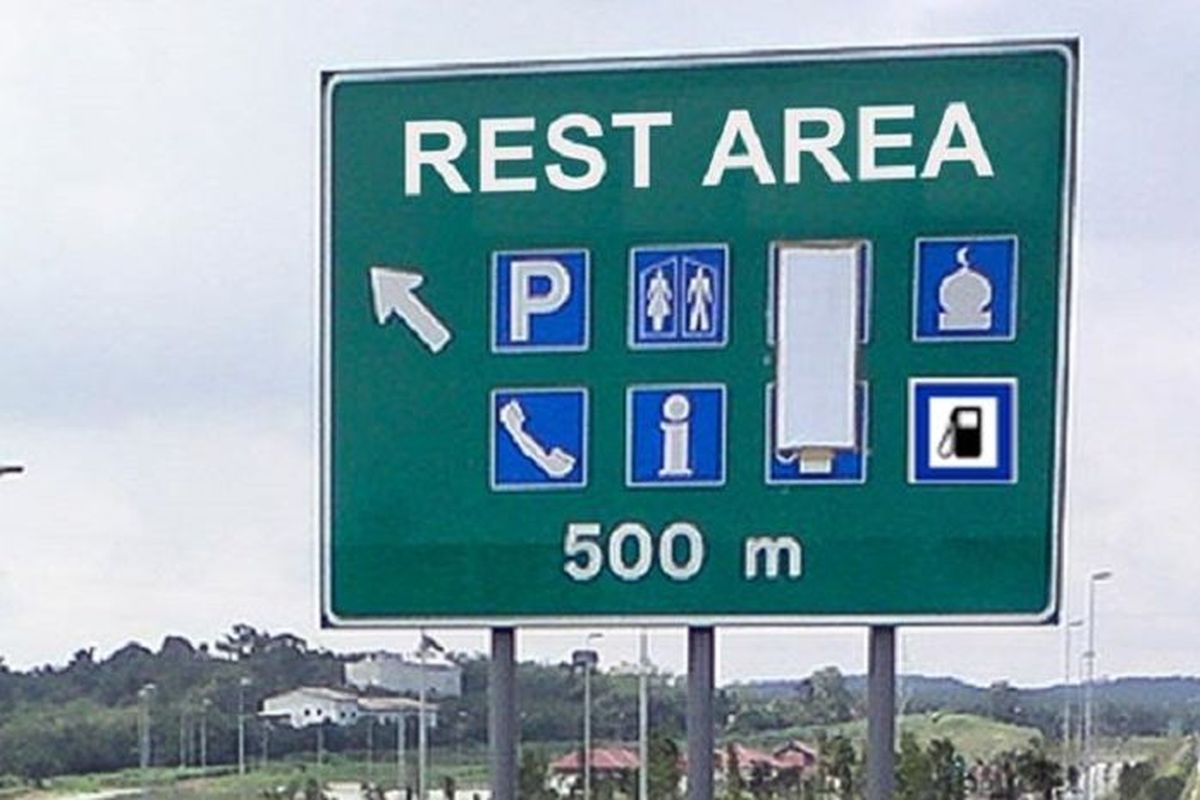 Ilustrasi papan penunjuk arah ke rest area.