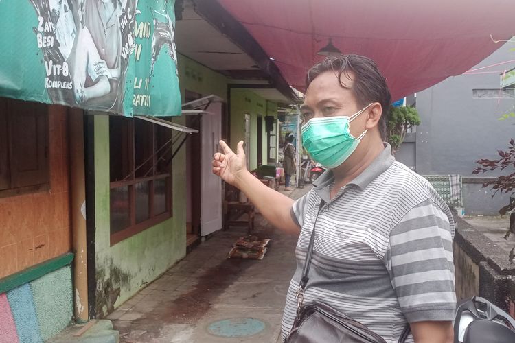 Ketua RT 10 RW 06, Kelurahan Tanjungrejo, Kecamatan Sukun, Kota Malang, Jawa Timur, Aris Isnaini (49) menunjukkan lokasi rumah penemuan jenazah Sugeng Edi Santoso (57) di rumahnya pada Jumat (10/6/2022).