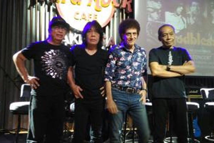 Personel grup band God Bless (dari kiri ke kanan): Abadi Soesman (keyboard), Ian Antono (gitar), Ahmad Albar (vokal), dan Donny Fattah Gagola (bas), diabadikan usai jumpa pers konser MusikuKeren: Panggung Sandiwara God Bless, di Hard Rock Cafe, Pacific Place, Sudirman, Jakarta Selatan, Senin (3/8/2015).