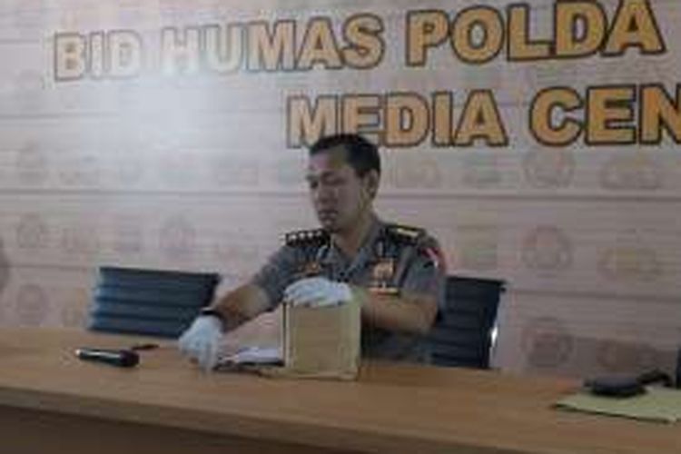 Kabid Humas Polda Metro Jaya, Kombes Awi Setiyono saat merilis kasus anggota Polsek Metro Gambir yang diduga melakukan pemerasan di Mapolda Metro Jaya, Rabu (19/10/2016).