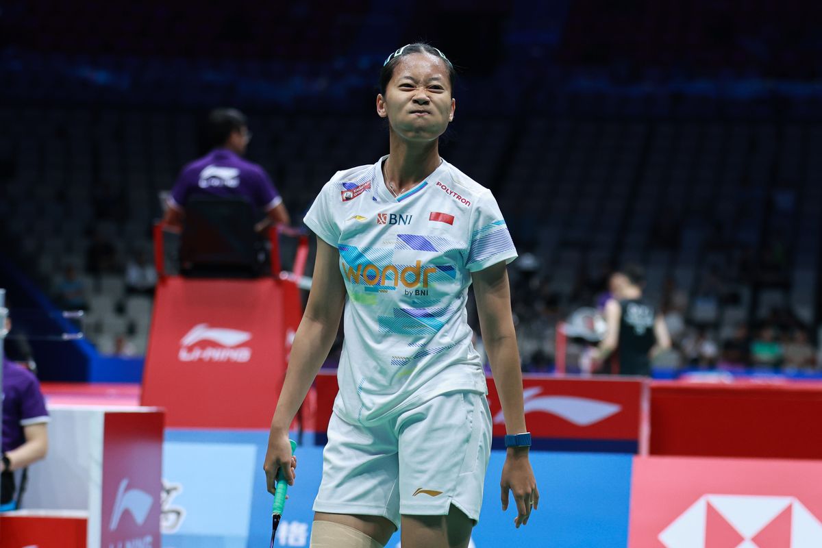Ekspresi pebulu tangkis tunggal putri Indonesia, Putri Kusuma Wardani, kala turun dalam babak 32 besar China Masters 2025 di Shenzen Arena, Selasa (16/9/2025).
