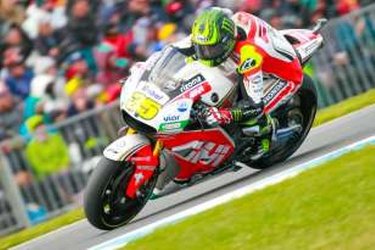 Pebalap LCR Honda asal Inggris, Cal Crutchlow, mamacu motornya pada balapan GP Australia di Sirkuit Phillip, Minggu (23/10/2016).