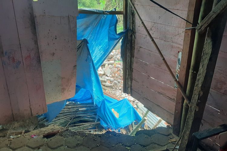 Kondisi rumah warga Mlangsen yang mengalami longsor di Bantaran Sungai Lusi Blora, Selasa (27/12/2022)