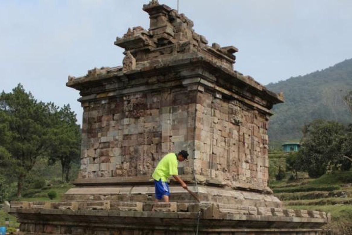 Petugas sedang membersihkan Candi Gedongsongo, Bandungan, Kabupaten Semarang, Jawa Tengah.