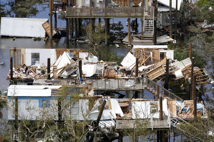 Sisa-sisa rumah dan bisnis yang hancur terlihat setelah Badai Ida di Grand Isle, La., Selasa, 31 Agustus 2021.