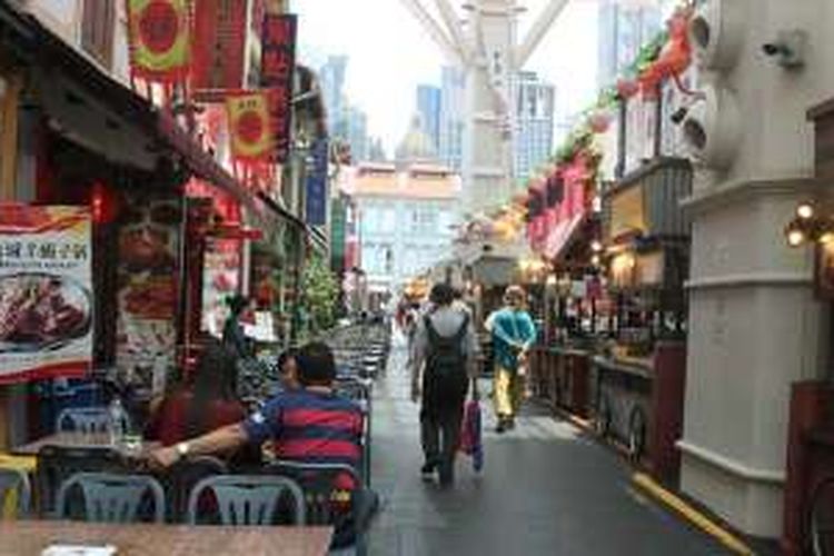 Berbagai makanan dan minuman ditawarkan di Chinatown Food Street, Singapura.