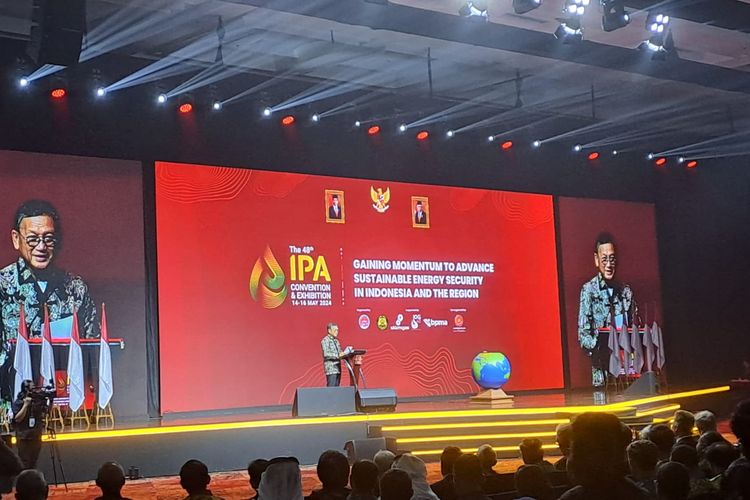 Menteri Energi dan Sumber Daya Mineral (ESDM) Arifin Tasrif saat membuka Indonesia Petroleum Association Convention and Exhibition (IPA Convex) 2024 di ICE BSD City, Tangerang, Banten, Selasa (14/5/2024). 