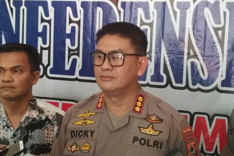 Kabid Humas Polda Sulsel Kombes Pol Dicky Soendani saat diwawancara di Mapolda Sulsel Jumat (17/5/2019).