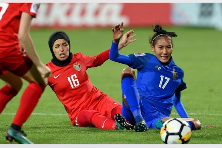 Aksi Taneekarn Dangda (kanan) bersama timnas putri Thailand. Taneekarn adalah adik dari striker timnas putra Thailand, Teerasil Dangda. (Sumber foto: Tangkapan layar situs resmi AFC/the-afc.com)