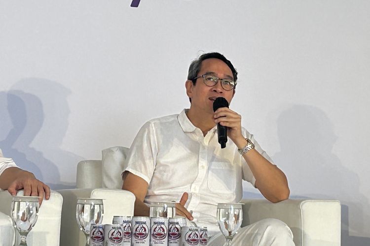 Penulis Henry Manampiring dalam acara A Day of Purity bersama BEAR BRAND yang digelar di Depok, Jawa Barat, Sabtu (11/10/2025).