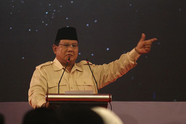 Calon Presiden nomor urut 02 Prabowo Subianto menyampaikan pidato kebangsaan di Surabaya, Jawa Timur, Jumat (12/4/2019). Dalam pidato kebangsaan pamungkas tersebut Prabowo Subianto mengumumkan 80 nama yang menurutnya putra-putri terbaik bangsa.