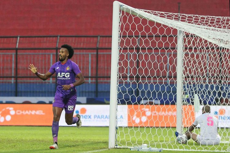 Penyerang Persik Kediri Joanderson Assis berhasil mencetak gol ke  gawang Persikabo 1973 saat pertandingan babak penyisihan Grup D Piala Presiden 2022 yang berakhir dengan skor 0-1 di Stadion Kanjuruhan Kepanjen, Kabupaten Malang, Minggu (12/6/2022) sore WIB.