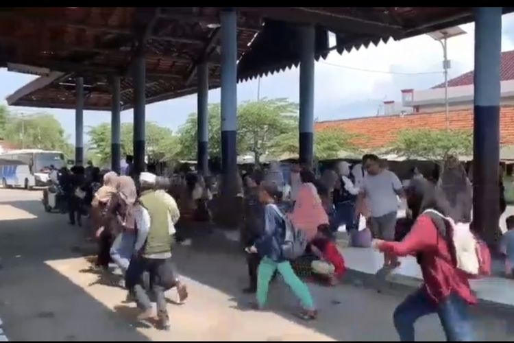 Ratusan Penumpang Berebut Masuk Bus akibat Lonjakan Arus Balik di Pamekasan