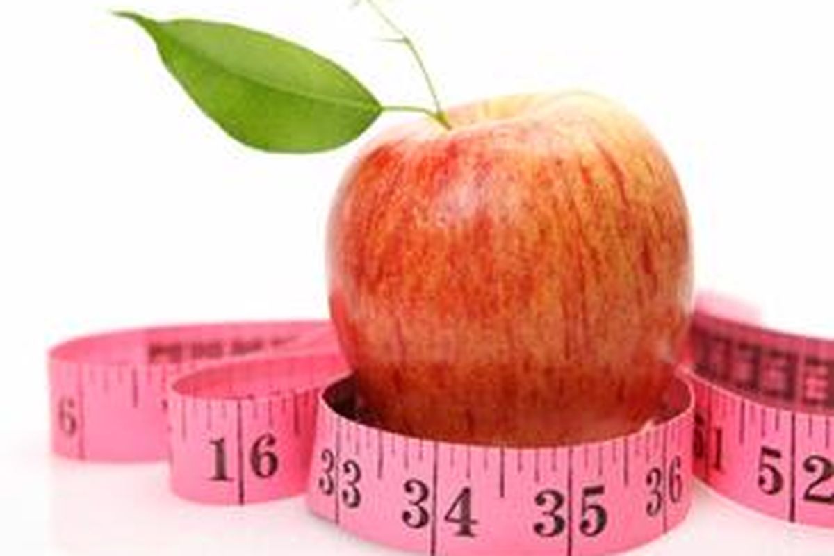 Tambahkan apel dalam menu sahur, dan konsumsi saat menjelang imsak lalu tutup dengan minum air putih.