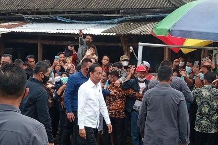 Presiden RI Joko Widodo, saat mengunjungi Pasar Baru Subang, Jawa Barat, Selasa (27/12/2022).