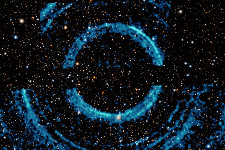 Gambar sinar-X penampakan cincin raksasa di sekitar lubang hitam. Cincin raksasa ini ditangkap oleh Chandra X-ray Observatory (Observatorium Sinar-X Chandra) milik NASA dan Observatorium Neil Gehrels Swift.
