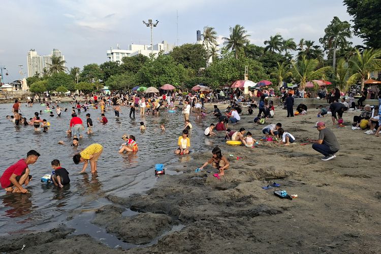 Pengunjung Ancol Tembus 47.000 Minggu Sore, Pantai Dipenuhi Anak-anak
