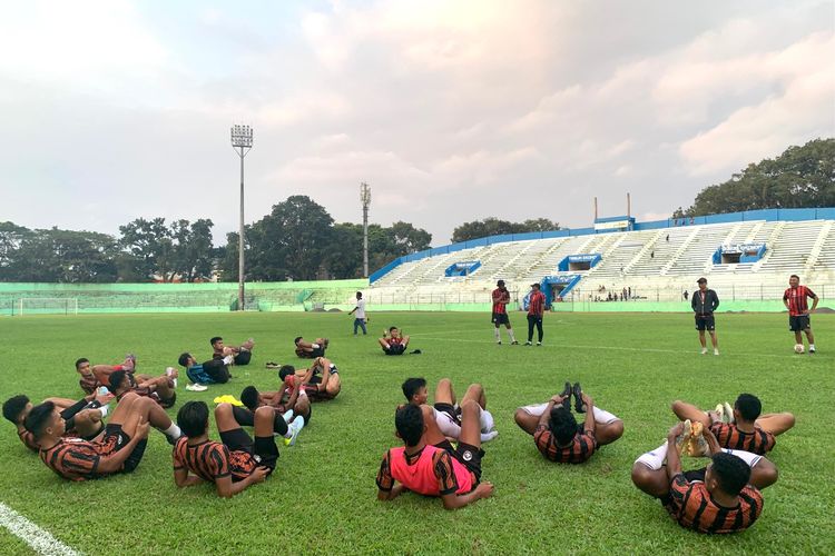 Pemain Arema FC latihan rutin untuk persiapan pekan berikutnya Liga 1 2023-2024 di Stadion Gajayana Kota Malang, Senin (10/7/2023) sore.