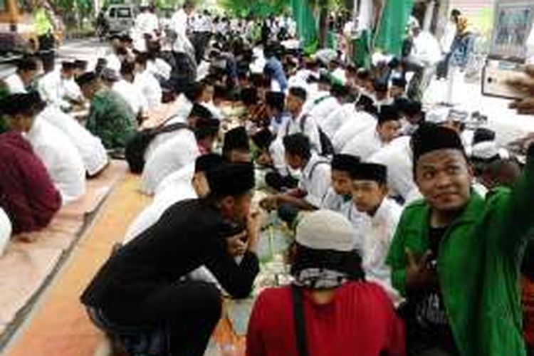 Para santri sementara menikmati makan siang dengan lesehan di Kabupaten Magetan, Jawa Timur, Sabtu (22 10/2016) siang.