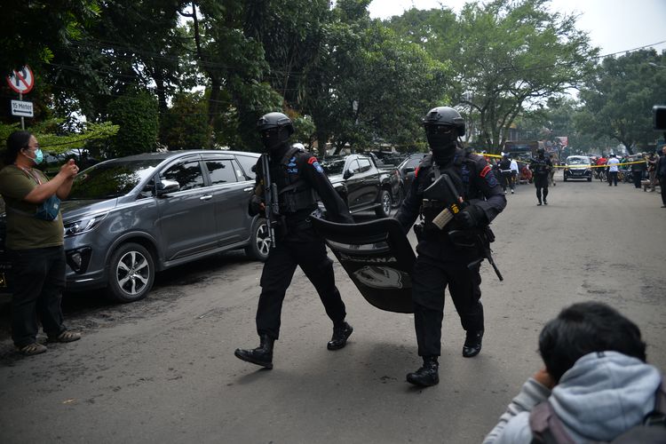 Anggota Brimob berjaga di kawasan Astanaanyar, Bandung, Jawa Barat, Rabu (7/12/2022). Penjagaan ketat tersebut akibat adanya ledakan yang diduga bom bunuh diri di Kantor Polsek Astanaanyar, Kota Bandung. ANTARA FOTO/Raisan Al Farisi/agr/aww.