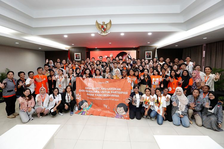 Anak-anak bersama perwakilan Kemen Kementerian Pemberdayaan Perempuan dan Perlindungan Anak (PPPA), Komisi Perlindungan Anak Indonesia (KPAI), Forum Anak Nasional, dan para pendamping dari Wahana Visi Indonesia (WVI) berfoto seusai dialog bersama.