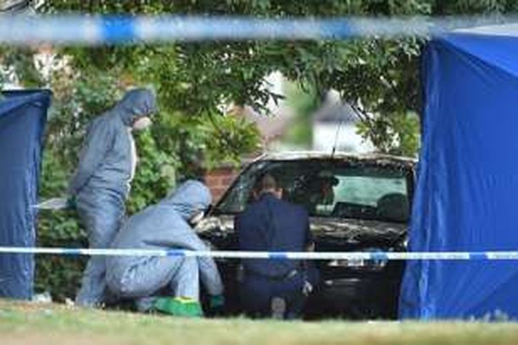 Tim forensik Kepolisian Metropolitan London memeriksa tempat kecelakaan di Lennard Road, Penge, London selatan, Rabu (31/8/2016) sore waktu setempat. 