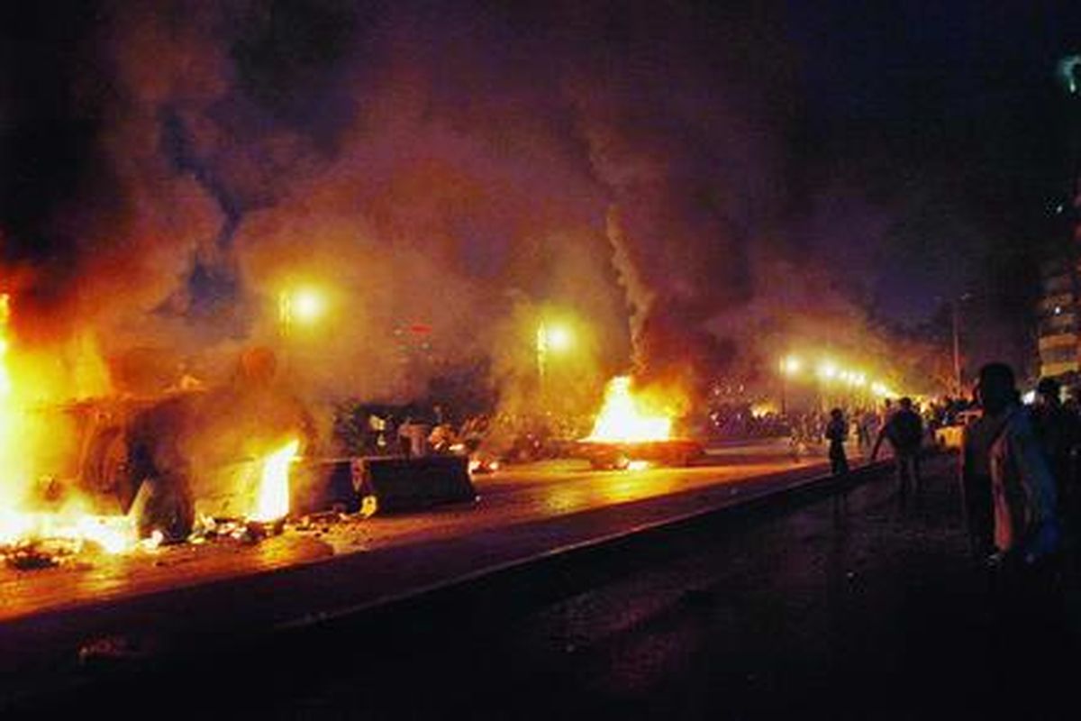 Demonstran warga Kristen Koptik, yang bentrok dengan tentara Mesir,  membakar kendaraan militer dan sipil di sepanjang jalan, menyusul unjuk rasa yang berakhir rusuh di Kairo, Mesir, Minggu (9/10). Televisi Pemerintah Mesir melaporkan,  25 orang tewas dalam bentrokan tersebut. Warga Kristen Koptik berunjuk rasa memprotes serbuan terhadap sebuah gereja di Aswan, Mesir selatan.