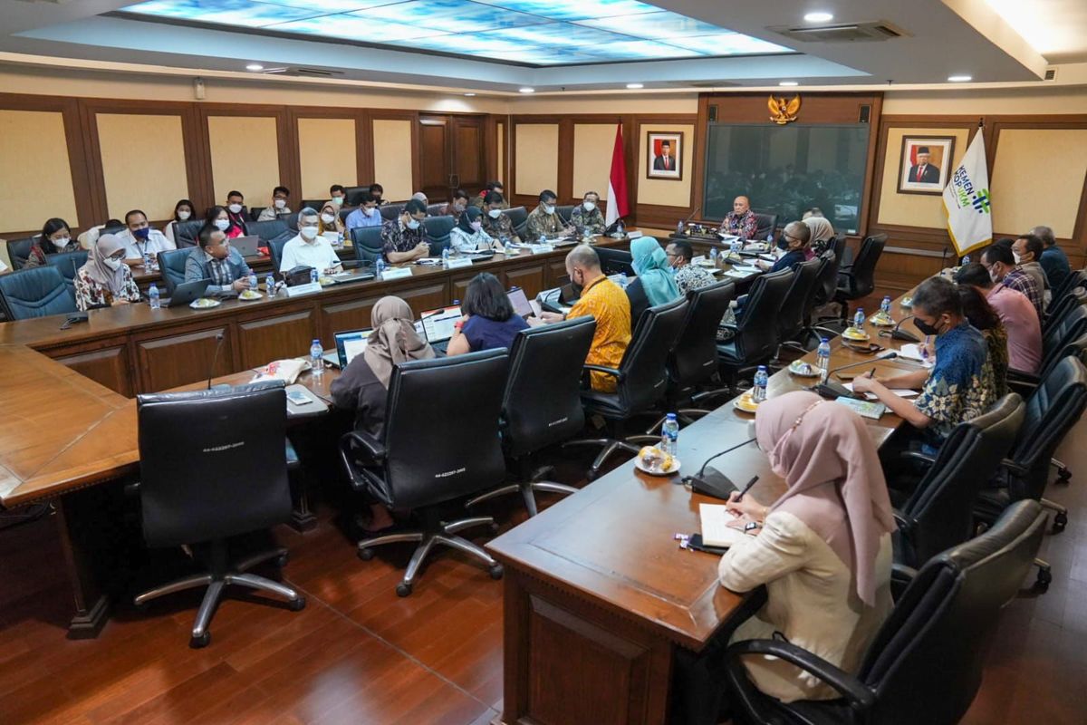 Menteri Koperasi dan UKM, Teten Masduki memimpin rapat koordinasi terkait pembahasan lanjutan mengenai Usulan Perubahan Peraturan Menteri Perdagangan Nomor  50 Tahun 2020, Tentang Ketentuan Perizinan Usaha, Periklanan, Pembinaan dan Pengawasan Pelaku Usaha Dalam Perdagangan Melalui Sistem Elektronik (PMSE) di Kementerian Koperasi dan UKM, Jakarta pada Selasa (14/6/2022).