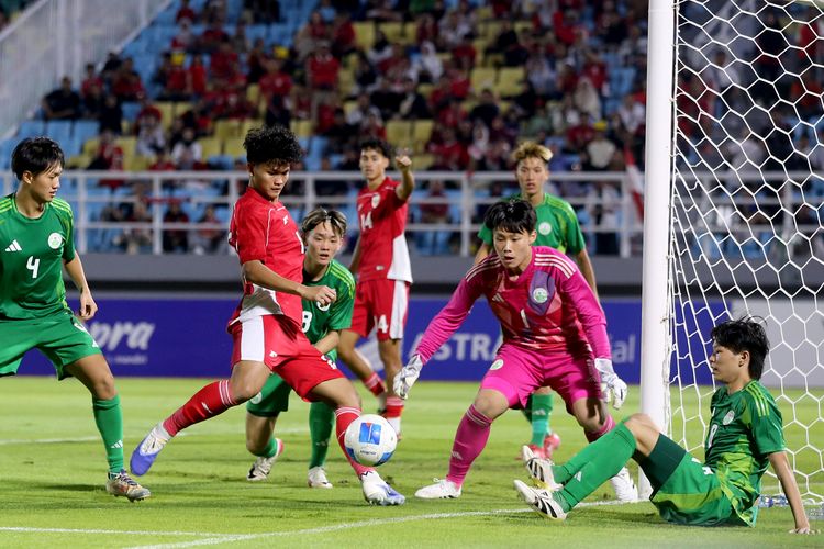 Pemain Timnas U23 Indonesia Hokky Caraka dibayangi pemain Makau saat laga kedua grup J Kualifikasi Piala Asia U23 2026 yang berakhir dengan skor 5-0 di Stadion Gelora Delta Sidoarjo, Jawa Timur, Sabtu (6/9/2025) malam.