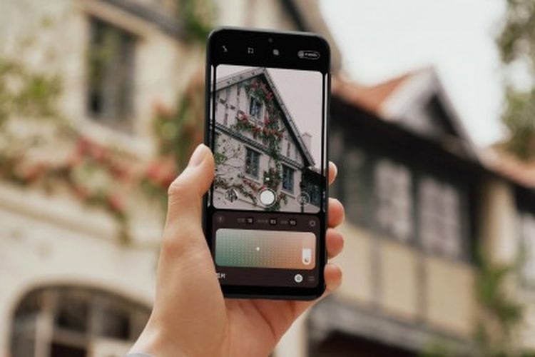 Huawei Pura 80 Ultra  membawa inovasi besar di sektor kamera, termasuk sensor utama berukuran 1 inci dan sistem lensa telefoto ganda pertama di dunia.
