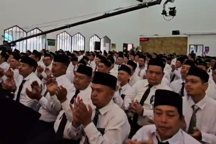 Sekitar 1.500 Petugas Penyelenggara Ibadah Haji (PPIH) Arab Saudi mulai ditempa di 'barak' Asrama Haji Pondok Gede, Jakarta Timur, Minggu (11/12/2026).