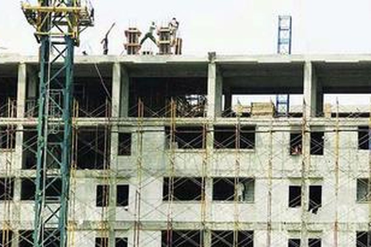 Pekerja merampungkan pembangunan rumah susun sederhana milik di kawasan Pulo Gebang, Jakarta, beberapa waktu lalu. Pemerintah pada 2009 menargetkan dapat membangun 100 menara rumah susun dengan jumlah total 44.000 unit yang memasuki tahap penyelesaian. Hingga tahun 2011 ditargetkan dapat dibangun 1.000 menara rumah susun.