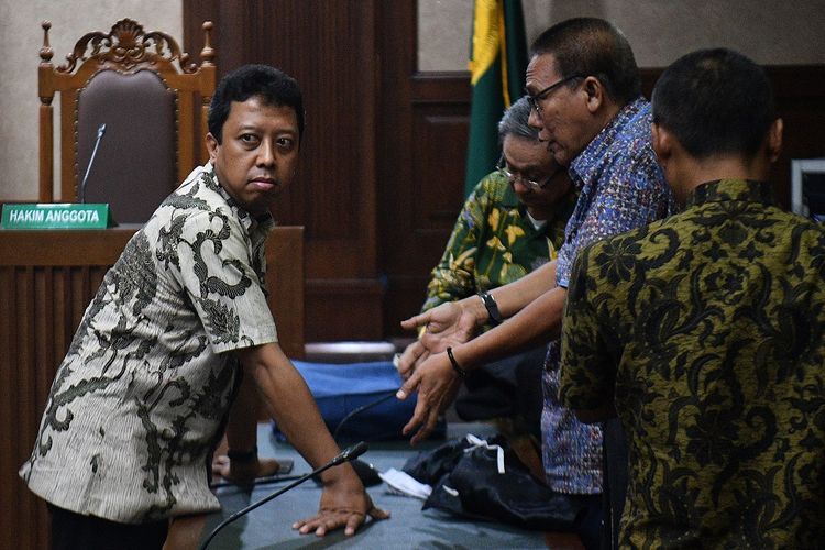 Terdakwa kasus suap jual beli jabatan di lingkungan Kementerian Agama Romahurmuziy (kiri) berbincang dengan kuasa hukumnya usai sidang tuntutan di Pengadilan Tipikor Jakarta Pusat, Jakarta, Senin (6/1/2020). Mantan Ketua Umum PPP itu dituntut empat tahun penjara dan denda Rp250 juta subsider lima bulan kurungan. ANTARA FOTO/Sigid Kurniawan/wsj.