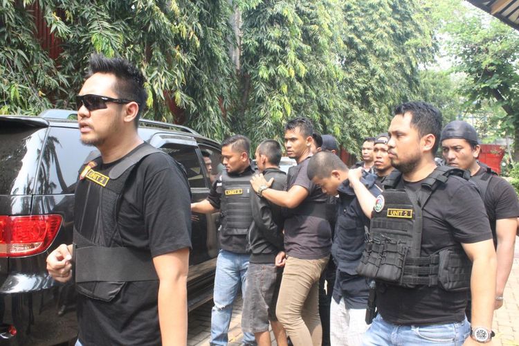 Aparat Polres Jakarta Barat saat menangkap tersangka pengedar narkoba di Jakarta Barat, Rabu (30/10/2019).
