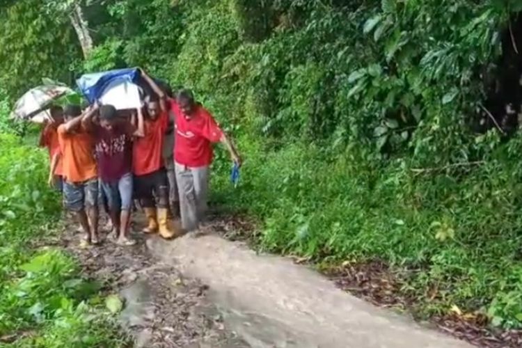 Foto: Tangkapan layar saat warga Dusun Klatang Kajowain, Desa Wailamung, Kecamatan Talibura, Kabupaten Sikka, NTT saat menggotong peti jenazah almarhumah Elisabet Wewe. 