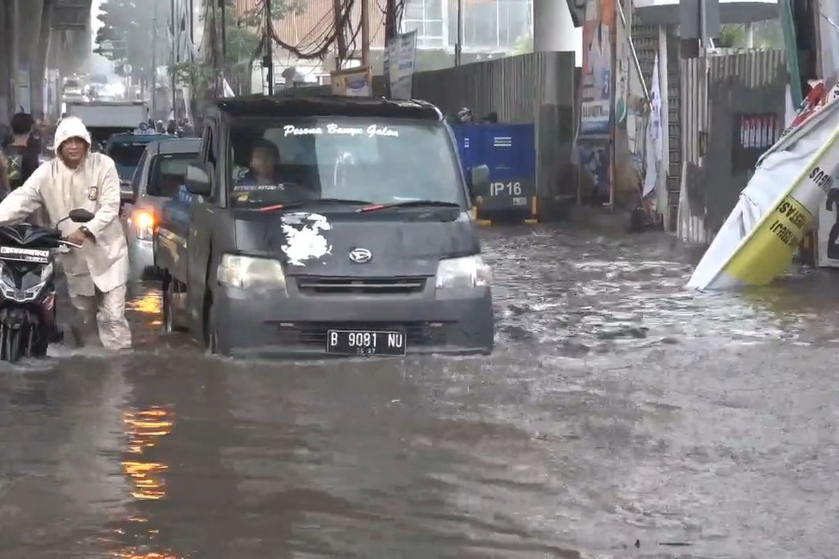 Potret banjir di Jalan Raya Ciledug, tepatnya di simpang Seskoal, Cipulir, Jakarta Selatan, Senin (5/2/2024).