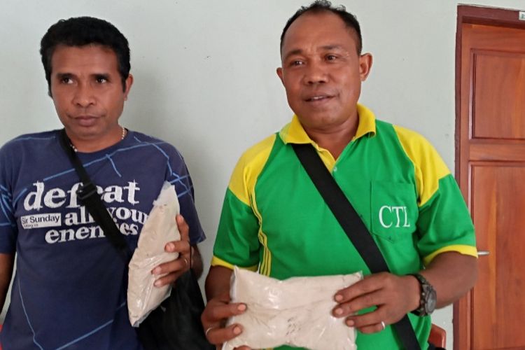 Foto: Kades Klantanlo, Kecamatan Wulanggitang, Kabupaten Flores Timur, Petrus Muda Kurang (50) (kanan) didampingi Sekdes, Siprianus Toda Sura saat menunjukkan produk tepung sorgum.