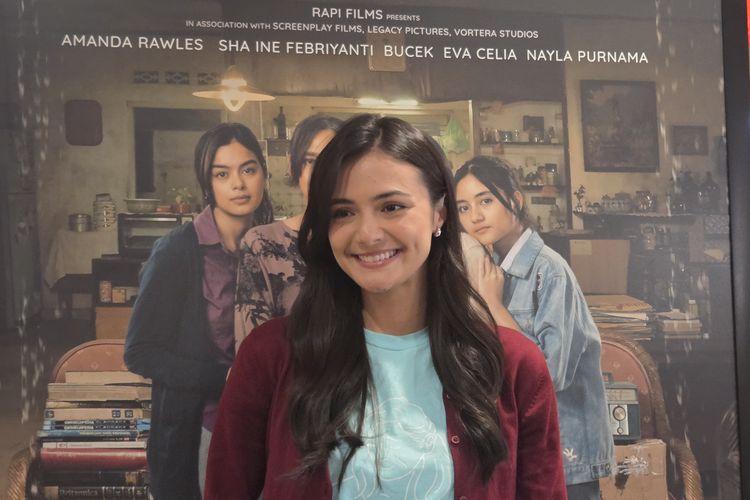 Aktris Amanda Rawles saat menghadiri kegiatan Content Day film Andai Ibu Tidak Menikah dengan Ayah di kawasan Kemang, Senin (11/8/2025)