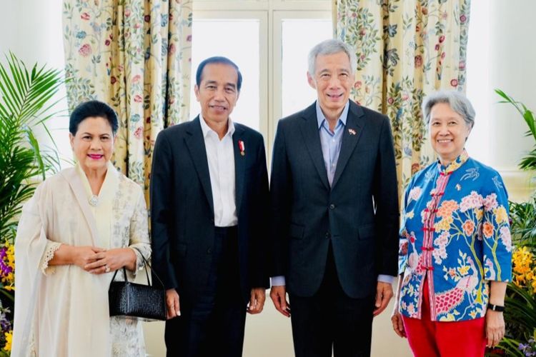 Presiden Joko Widodo dan Ibu Iriana Joko Widodo berfoto bersama Perdana Menteri (PM) Singapura, Lee Hsien Loong, dan Ibu Ho Ching sebelum melakukan santap siang bersama di Istana Singapura pada Rabu (7/6/2023).